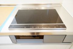 お手入れのしやすいIHクッキングヒーターです。3口コンロなので、効率よくお料理が楽しめます。毎日のお料理も楽しくなりますね＾＾
