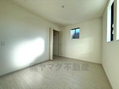 木目調のシンプルデザインで落ち着きと安らぎの空間に仕上げています。各部屋に収納が完備されているので、お荷物が増えても安心の設計です。