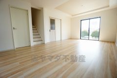 大きな掃き出し窓のあるリビングは、陽光あふれる明るい空間です。ゆったりと寛げる憩いの場となりそうです。