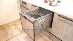 家事の時間が短縮できるフルオープンで開けやすい食器洗い乾燥機付。食事後に家族とのくつろぎタイムをしっかり取れます。