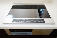同仕様写真。お手入れのしやすいIHクッキングヒーターです。3口コンロなので、効率よくお料理が楽しめます。毎日のお料理も楽しくなりますね＾＾