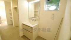 便利なランドリールーム。バスタオルや着替えなど置くことができる棚を設置。洗剤のストックも収納できます。