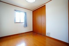 暖かい日差しが差し込む洋室。たっぷり収納できるクローゼット付きでお部屋の中をすっきりと快適に保てます。