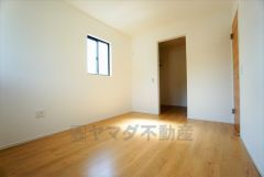 同仕様写真。ご夫婦お二人のプライベートシーンを演出する寝室は、大容量のウォークインクローゼット付き。