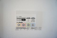 浴室暖房乾燥機には、暖房、乾燥、涼風、換気の4つの機能が付いています。タイマー付き。