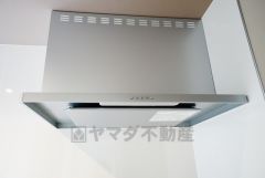 お手入れが簡単なスリム型レンジフードです。調理により発生する油煙や臭いを吸い込み、屋外へ排気してくれます。