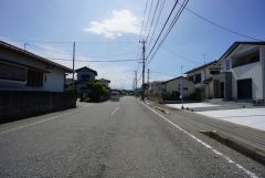 2.3号棟前面道路。前面道路幅員10メートルで車が停めやすい環境。日当たり、風通し良好です。