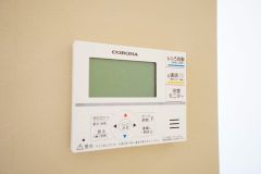キッチン横からボタンひとつで操作が楽々。