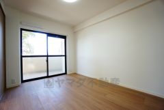 寛ぎの時間を紡ぎだす主寝室は、大型ベッドを置いても余裕の広さを確保しています。