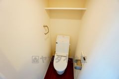 壁リモコンタイプのウォシュレット付き。すっきりした見た目で、トイレ奥の掃除もしやすいです。