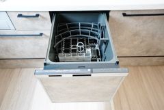 食事の後の手間を解消する食器洗い乾燥機付。冬場の洗い物で手荒れの悩みもなくなります。手洗いよりも節約できて便利。