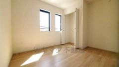 暖かい日差しが差し込む洋室。たっぷり収納できるクローゼット付きでお部屋の中をすっきりと快適に保てます。