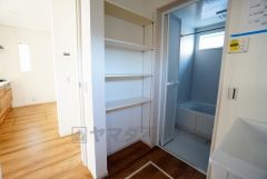 タオルやちょっとした着替えなどが収納できる棚を設置。洗剤などのストックも収納できます。