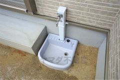 同仕様写真。お車の洗車や外壁のお掃除をする際に便利な外水栓。