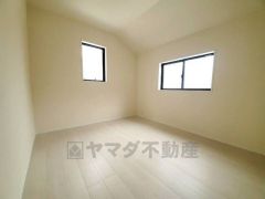 2面採光を確保した明るい室内は、風通しも良く、大変居心地の良い空間となっております。爽やかな風を感じて起きる朝は、快適生活の始まりに。