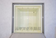 キッチンにある床下収納は、居住スペースを減らさずに買い置きの調味料や非常食などを保管することができます。