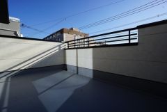 同仕様写真。広々としたバルコニー。 天気のいい日にはお布団もまとめて干せそうですね＾＾