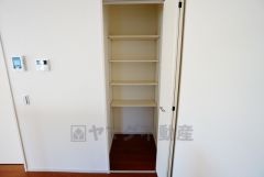 同仕様写真。まとめ買いしてもこの収納量なら心配要らずのパントリー。調理家電や食品のストックをすっきりまとめられ、キッチン周りを広々使えます。