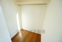 収納力豊富なウォークインクローゼット。洋服や小物などを1箇所にまとめて美しい収納を実現します。スーツケースのような大型の荷物も置けます＾＾