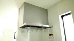 お手入れが簡単なスリム型レンジフードです。調理により発生する油煙や臭いを吸い込み、屋外へ排気してくれます。