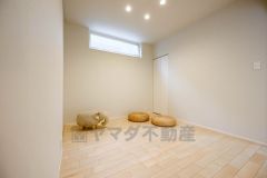 あると嬉しい1階の一部屋。お子様のお昼寝スペースや客間、お友達やご親戚のお泊り部屋としても使えます。