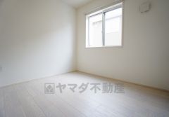 同仕様写真。住む人のこだわりを活かす洋室。日当たりがよく、寝室としての利用もおすすめ。広めのクローゼットには荷物をすっきり片付けられ、ゆとりのある暮らしが出来ます＾＾