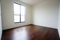 寛ぎの時間を紡ぎだす主寝室は、大型ベッドを置いても余裕の広さを確保しています。