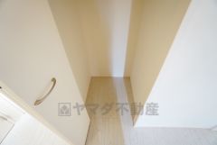 玄関ホールに収納スペースを確保。日用品や趣味の道具入れとして便利です。扉付きなので見た目もスッキリ＾＾