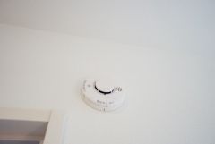 火災報知器が設置されていることで、火災の発生をいち早く感知し、就寝中や留守中でも素早く危険を知らせてくれるため、家族の安全を確保し被害を最小限に抑えられます。
