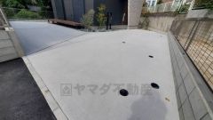 駐車スペースはゆとりある3台分を確保。マイカー用に、お客さま用に、余裕を持ってご利用いただけます。