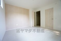 ご夫婦お二人のプライベートシーンを演出する寝室は、大容量のウォークインクローゼット付き。