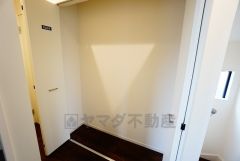 2階の廊下にも収納を確保。各居室に入りきれなかった荷物や、2階で使用する日用品のストック置き場に便利です。