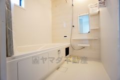 1日の疲れを癒すくつろぎのバスルーム。足を伸ばしてもゆったりと入れるサイズです。お子様と一緒にお風呂に入っても狭くないですね^^