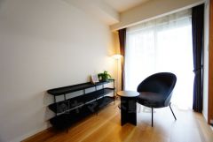 暖かい日差しが差し込む明るい洋室です。ナチュラル色のフローリングで開放的な優しい雰囲気になっています＾＾