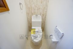 温水洗浄機付トイレです。節水機能もあるので、安心して使えますね。もちろん、1階2階の2ヶ所にトイレがあるので、忙しい朝にもゆとりができますね。
