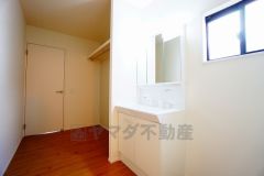 三面鏡つき洗面台。鏡裏にたっぷりとした収納スペースがあります。鏡を閉めてしまえば小物は見えないため、スッキリとした印象の洗面台にできます。