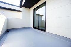 広々としたバルコニー。 天気のいい日にはお布団もまとめて干せそうですね＾＾ 陽当たり、風通し良好です＾＾
