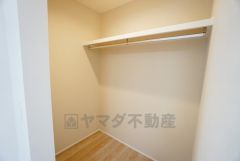 収納力豊富なウォークインクローゼット。洋服や小物などを1箇所にまとめて美しい収納を実現します。スーツケースのような大型の荷物も置けます＾＾