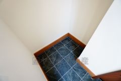 玄関には靴以外も収納できそうなシューズクローク付き＾＾靴が散らばらずスッキリした玄関を維持できますね。