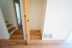 日用品の収納に便利なリビング収納あり。扉付きなので、中の荷物を来客に見られる心配がありません＾＾