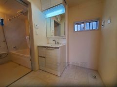 三面鏡つき洗面台。鏡裏にたっぷりとした収納スペースがあります。鏡を閉めてしまえば小物は見えないため、スッキリとした印象の洗面台にできます。