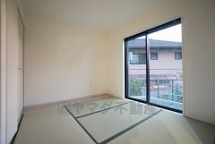 同仕様写真。リビングからの続き間として和室をご用意しました。普段はリビングとつなげて開放的なスペースとして、来客時には客間としてお使いいただけます。