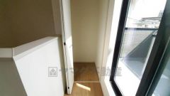 2階の廊下にも収納を確保。各居室に入りきれなかった荷物や、2階で使用する日用品のストック置き場に便利です。