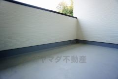 南側に面したバルコニーは日当たり良好です。お洗濯物も気持ちよく干せそうです。日光浴をしたり、星を眺めたりも良いですね^^