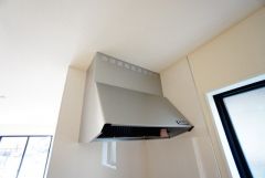 お手入れが簡単なスリム型レンジフードです。調理により発生する油煙や臭いを吸い込み、屋外へ排気してくれます。