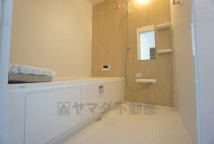 1日の疲れを癒すくつろぎのバスルーム。足を伸ばしてもゆったりと入れるサイズです。お子様と一緒にお風呂に入っても狭くないですね^^