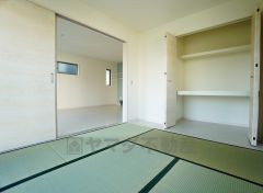 同仕様写真。リビングからの続き間として和室をご用意しました。普段はリビングとつなげて開放的なスペースとして、来客時には客間としてお使いいただけます。