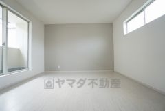 同仕様写真。ご夫婦お二人のプライベートシーンを演出する寝室は、大容量のウォークインクローゼット付き。