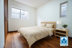 家具はイメージです。2面採光を確保した明るい室内は、風通しも良く、大変居心地の良い空間となっております。爽やかな風を感じて起きる朝は、快適生活の始まりに。