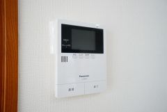 防犯はもちろん、セールスマン対策にもなるモニター付きインターホンです。お子さん1人での留守番時にも活躍しそうです。